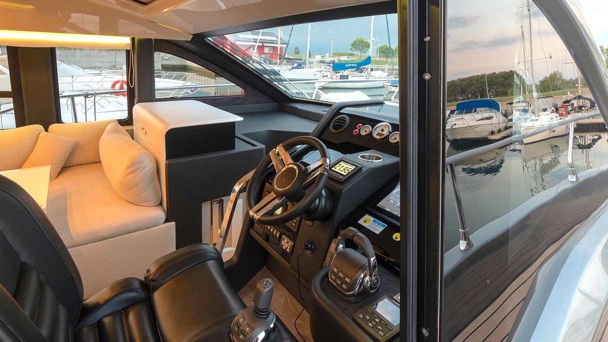 Продается моторная яхта с флайбриджем CRANCHI E52S